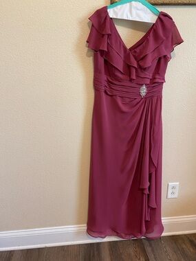 Elegant Raspberry Chiffon V-Neck Midi Dress with Rhinestone Accent
